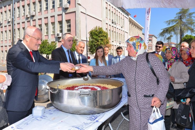 Altıeylül Belediyesi’nden 5 Bin Kişiye Aşure