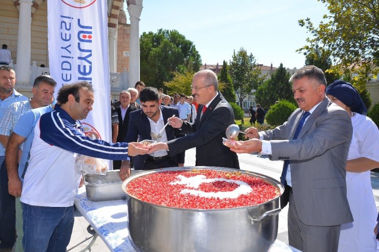 Altıeylül Belediyesi’nden 5 Bin Kişiye Aşure