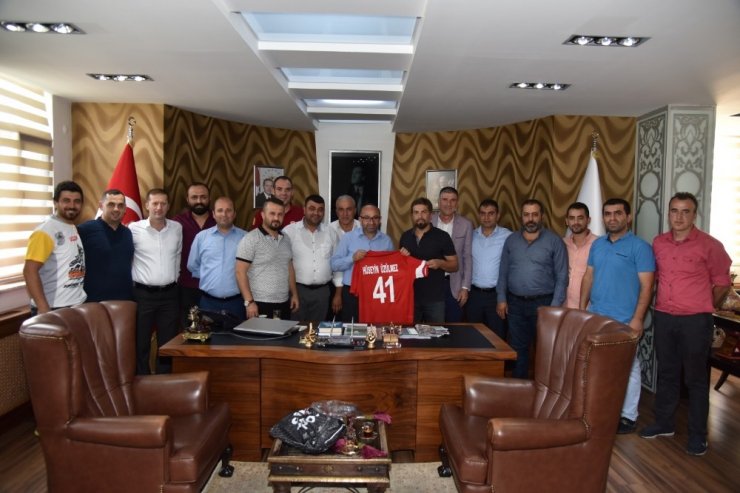 Arslanbey’in Yeni Yönetimi Başkan Üzülmez’i Ziyaret Etti