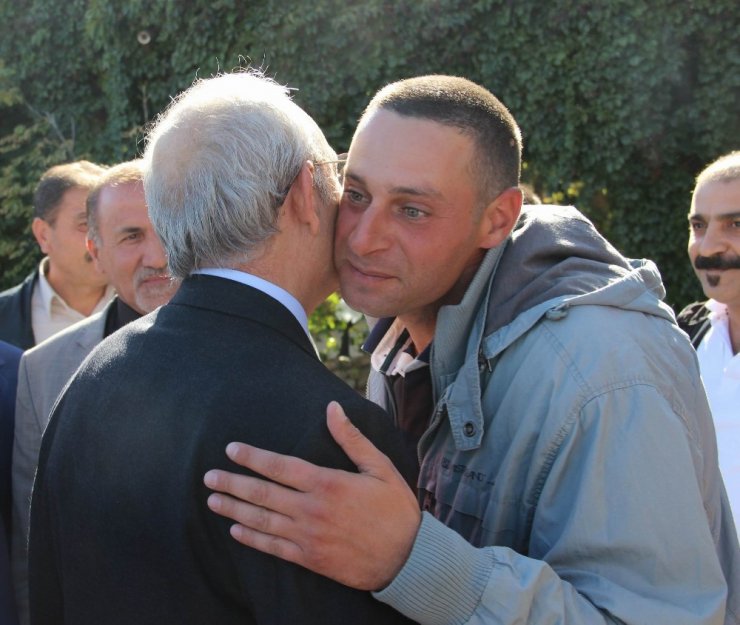 Kılıçdaroğlu, Asker Oğluna Sarılarak Sivas’tan Ayrıldı