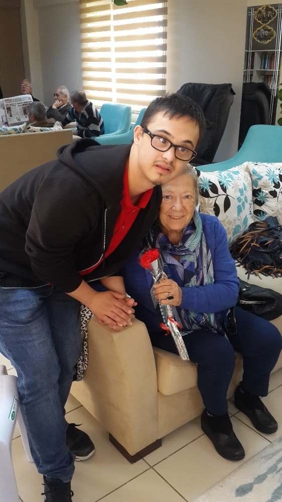 Down Sendromlu Çocuklardan Emekli Evleri’ne Ziyaret