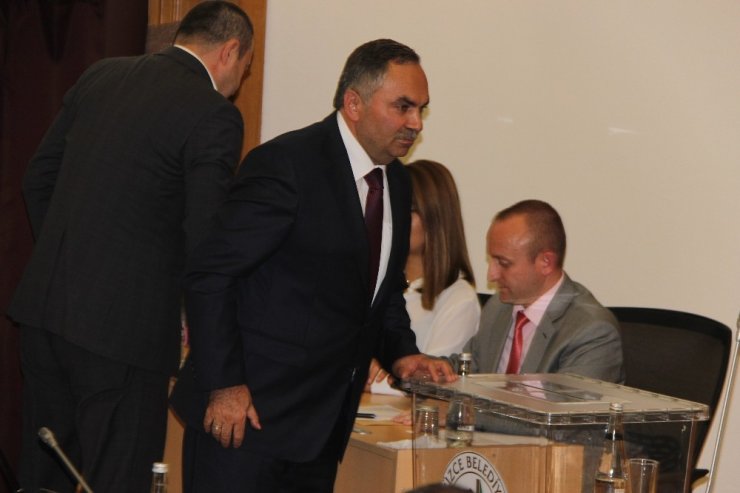 Düzce Belediye Başkanı Dursun Ay Oldu