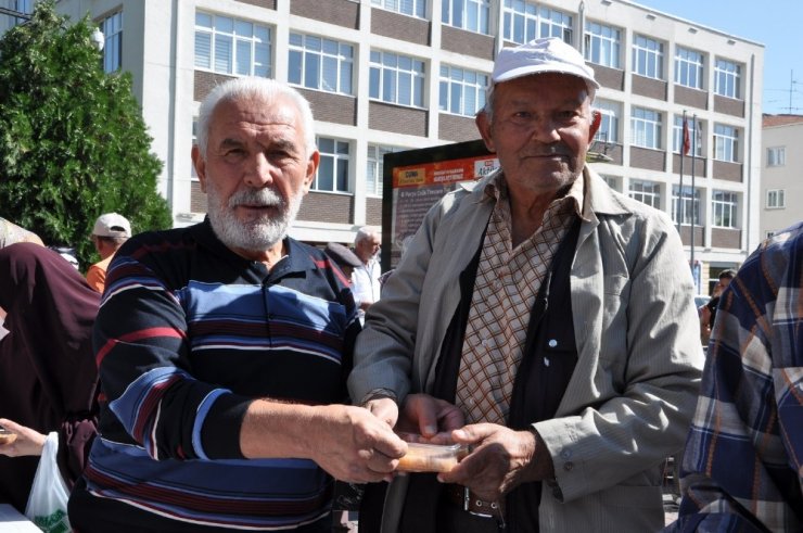 Uşak’ta Ulucami Önünde Yaklaşık Bin Kişilik Aşure Dağıtıldı.