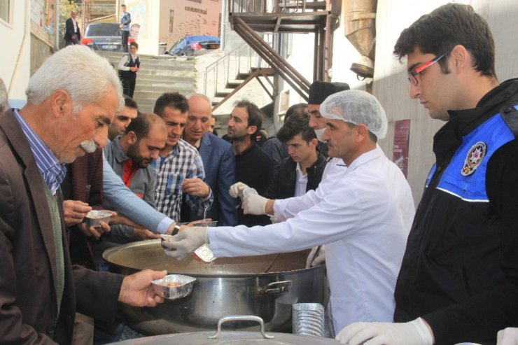 Hakkari’de Emniyet Ve Jandarma 2 Bin Kişiye Aşure Dağıttı