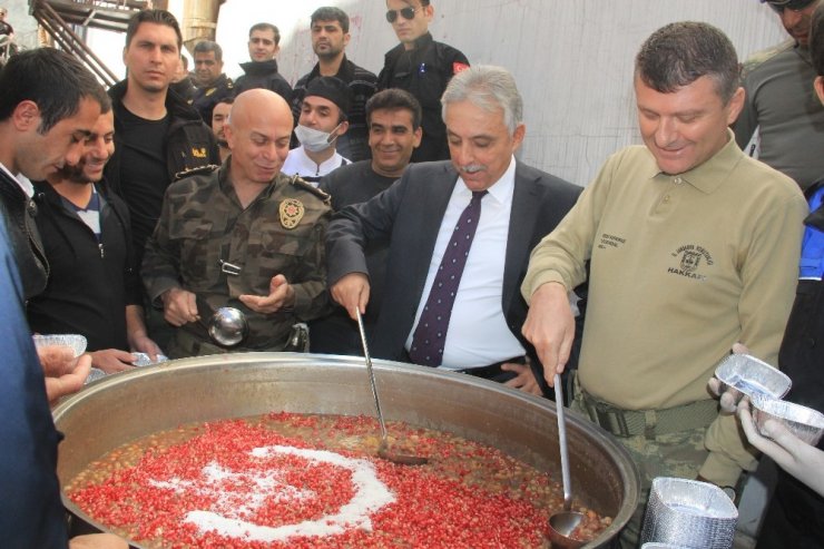Hakkari’de Emniyet Ve Jandarma 2 Bin Kişiye Aşure Dağıttı