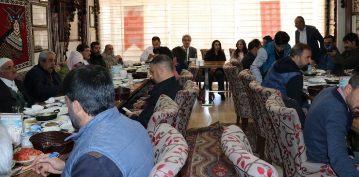 Hdp’li Vekiller Basınla Bir Araya Geldi