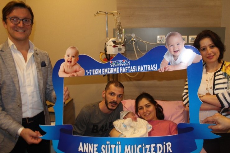 Karanfil Ve Broşür Dağıtarak Anne Sütünün Önemini Anlattılar