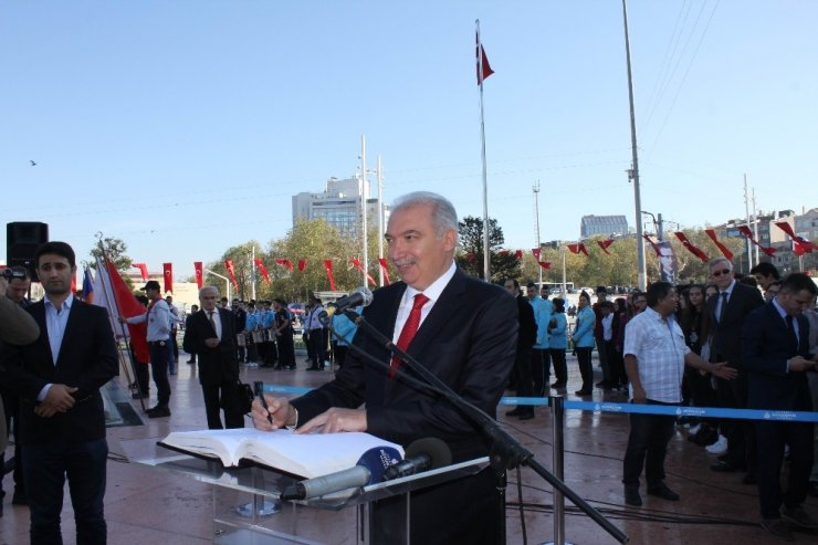İstanbul’un 94’üncü Kurtuluş Yıldönümü Taksim’de Törenle Kutlandı