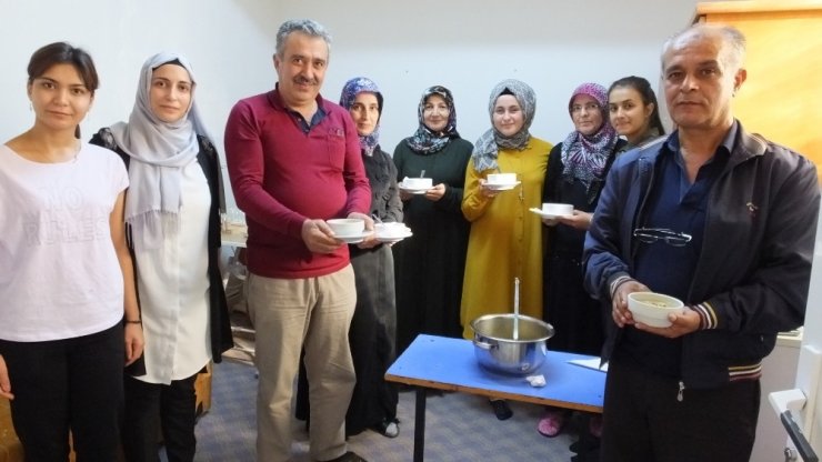 Burhaniye’de İlim Yayma Cemiyeti Aşure İle Tatlandırdı