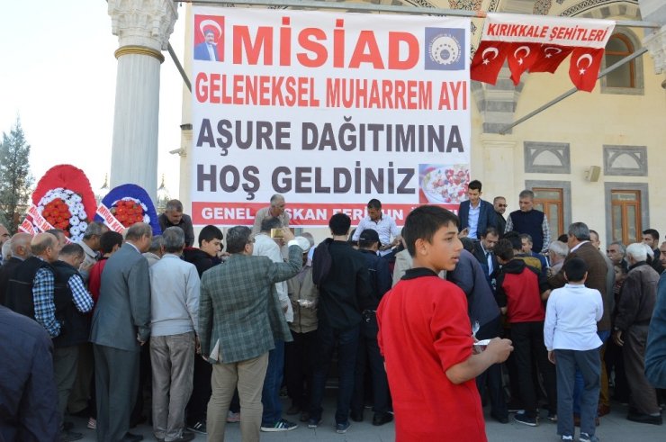 Şehitler İçin Aşure Dağıtıldı