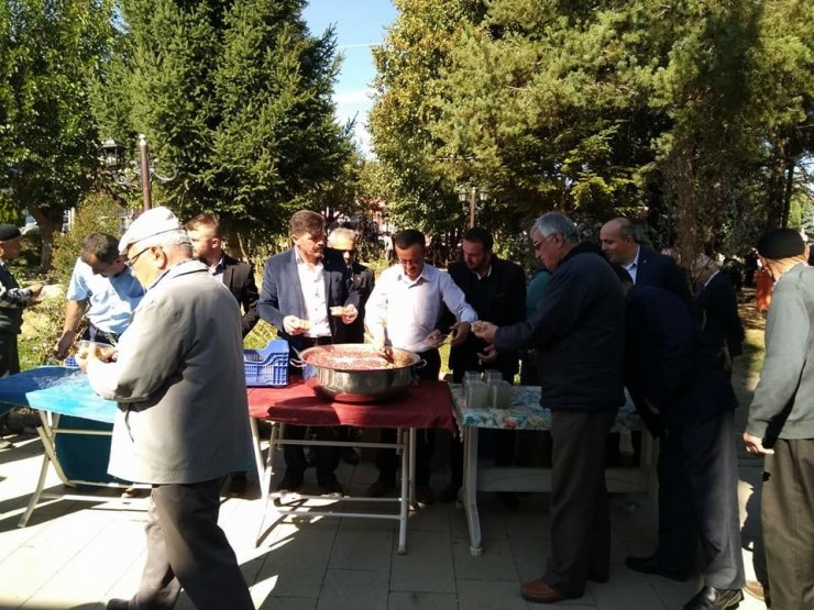 Mhp İlçe Teşkilatı, Aşure Dağıttı