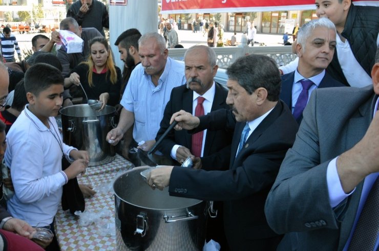 Şehitler İçin Aşure Dağıtıldı