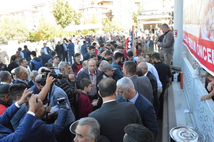 Şehitler İçin Aşure Dağıtıldı