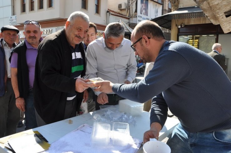 Uşak’ta Ulucami Önünde Yaklaşık Bin Kişilik Aşure Dağıtıldı.