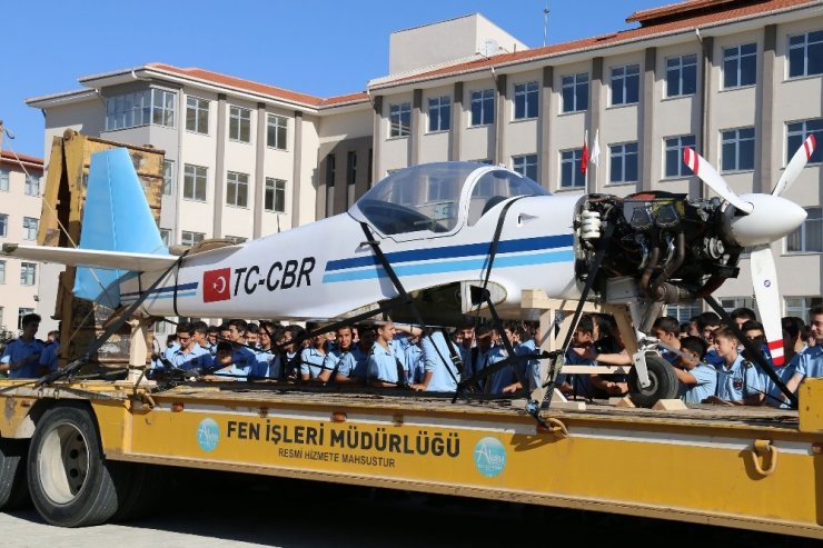 Uçak Okuluna Tır’la Uçak Geldi