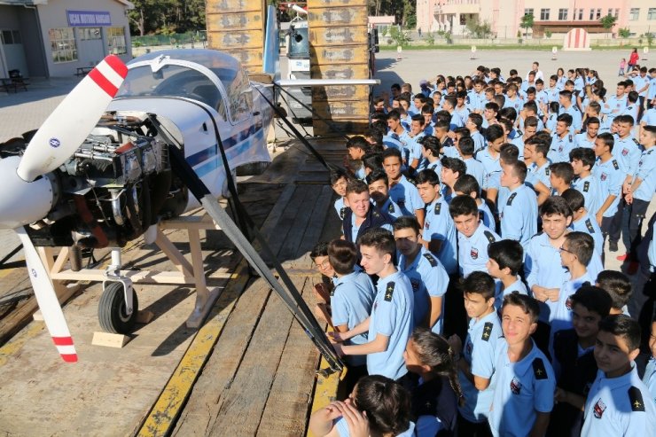 Uçak Okuluna Tır’la Uçak Geldi
