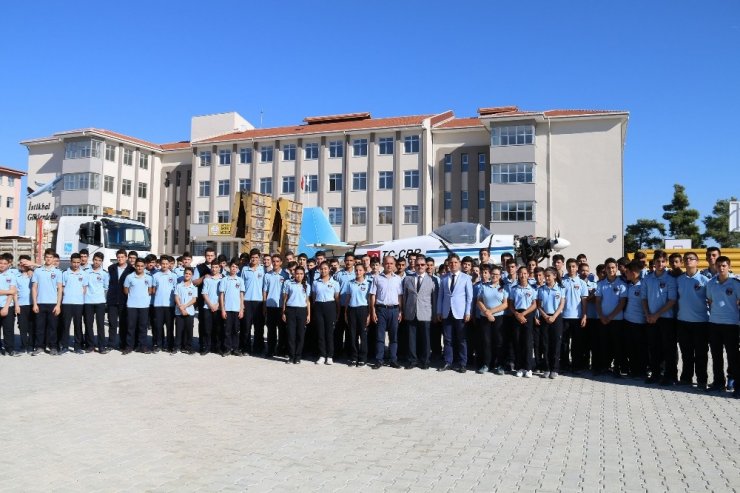 Uçak Okuluna Tır’la Uçak Geldi