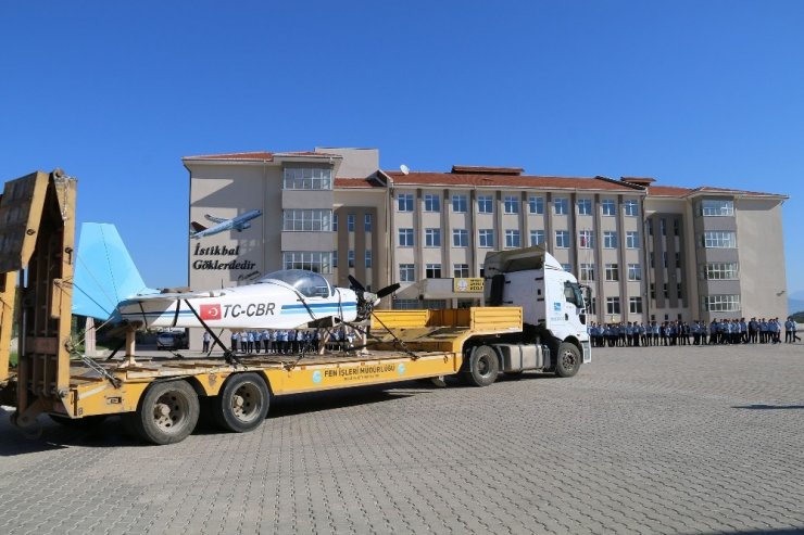 Uçak Okuluna Tır’la Uçak Geldi
