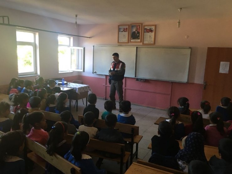 Jandarmadan Öğrenciler Trafik Semineri