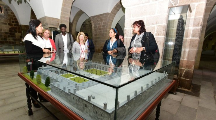 Yeşilyurt Belediyesi’nden 15 Bin Kişiye Aşure İkramı