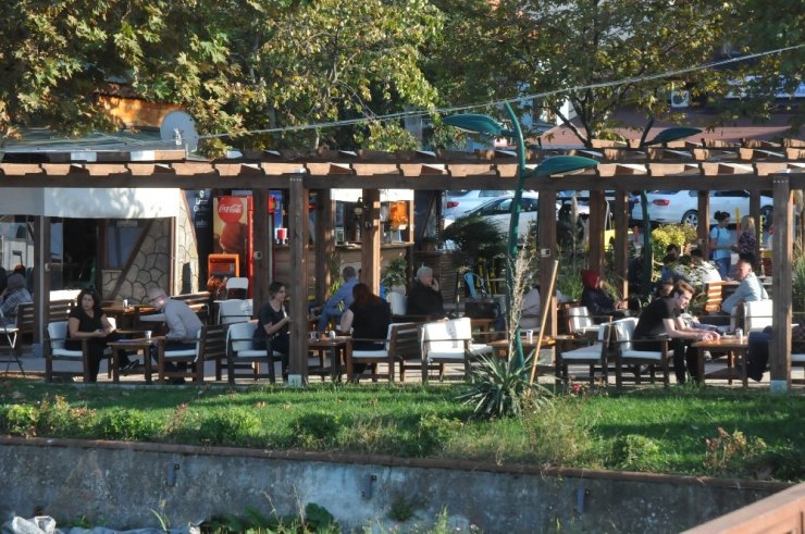 Akçakoca’da Havalar Isınınca Park Ve Bahçeler Doldu