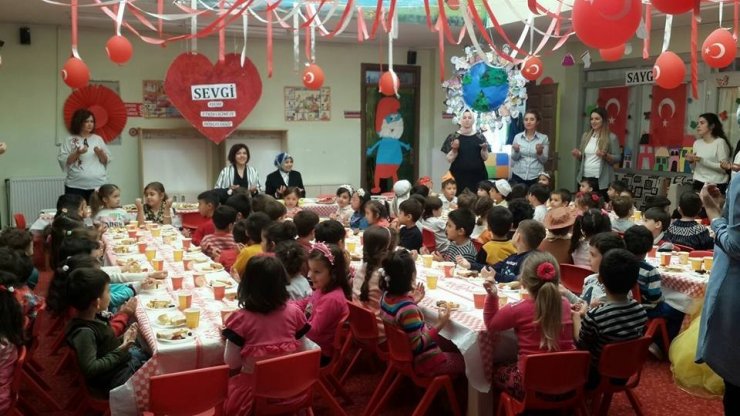 Anaokulu Öğrencilerine Aşure Etkinliği