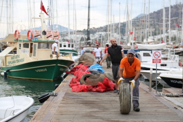Bodrum’da Tatilcilerden Geri Kalanlar: Denizden 170 Çuval Çöp Çıktı