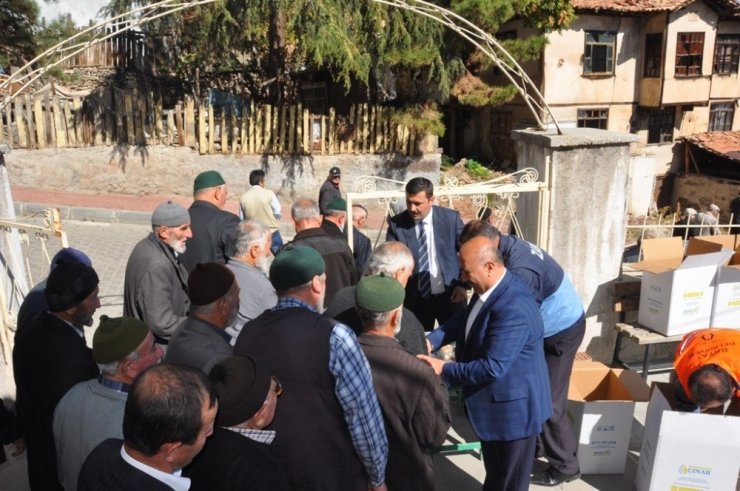 Başkan Ünlü, Aşure Dağıttı