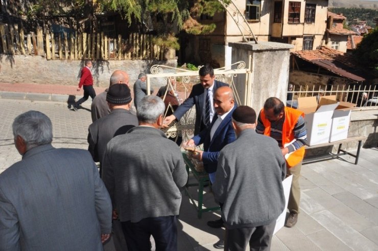 Başkan Ünlü, Aşure Dağıttı