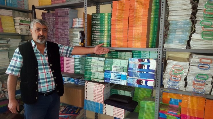 400 Bin Liralık Kırtasiye Malzemesini Öğrencilere Bağışladı