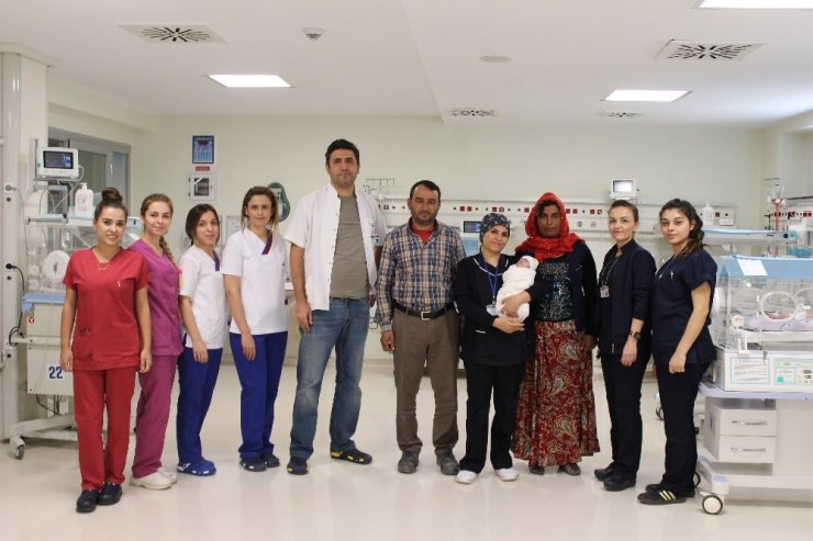 Parmak Bebek Hayata Tutundu