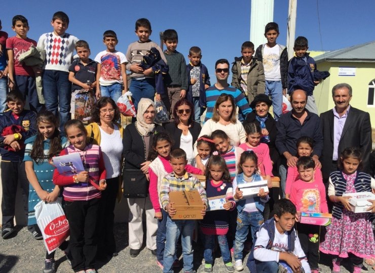 Hayırsever Aileden 800 Öğrenciye Kıyafet Ve Kırtasiye Desteği