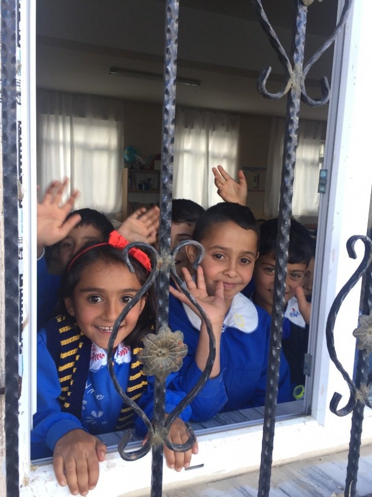 Hayırsever Aileden 800 Öğrenciye Kıyafet Ve Kırtasiye Desteği