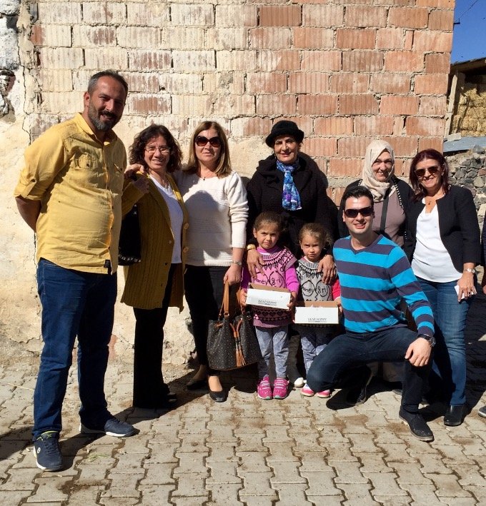 Hayırsever Aileden 800 Öğrenciye Kıyafet Ve Kırtasiye Desteği