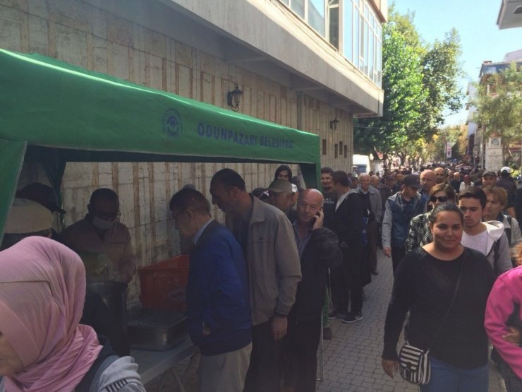 Odunpazarı Belediyesi 5 Bin Kişiye Aşure Dağıtıldı