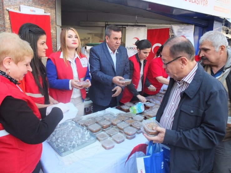 Türk Kızılayı Eskişehir Şubesi Tarafından Aşure Dağıtıldı