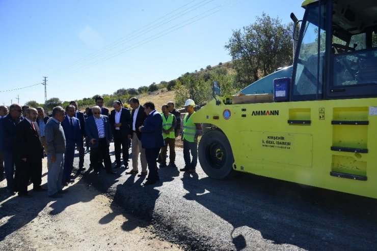 Köy Yolu Genişletme Ve Sıcak Asfalt Çalışmaları Başladı