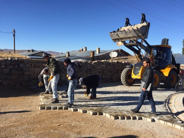 Aşağı Çanak Mahallesinin Yolu Bordürlü Kilitli Taşa Kavuşuyor