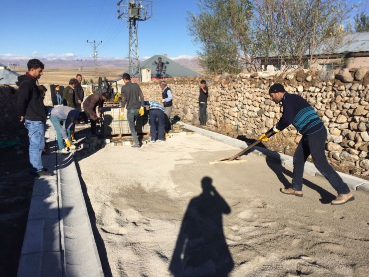 Aşağı Çanak Mahallesinin Yolu Bordürlü Kilitli Taşa Kavuşuyor