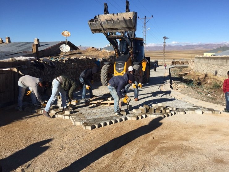 Aşağı Çanak Mahallesinin Yolu Bordürlü Kilitli Taşa Kavuşuyor