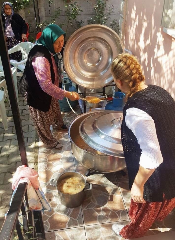 Altınova Balgöç Aşure Dağıttı