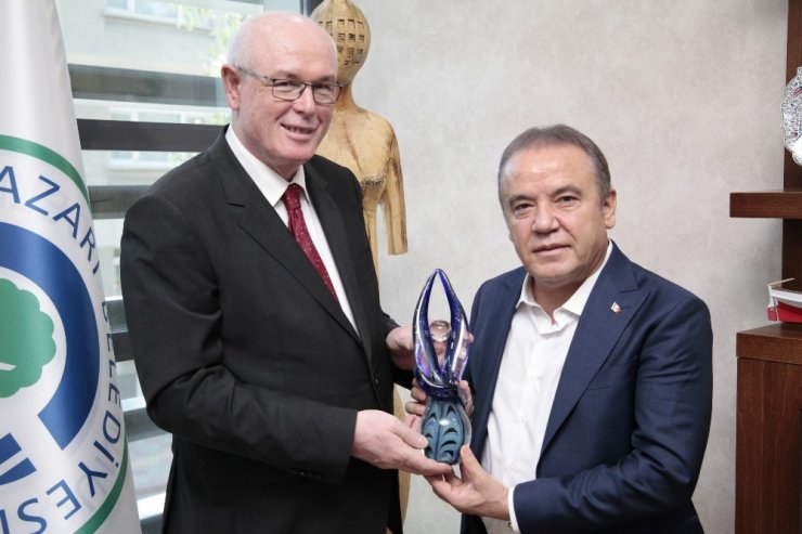 Başkan Muhittin Böcek, Kazım Kurt’u Makamında Ziyaret Etti