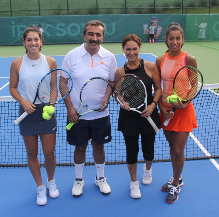 Hülya Avşar Adına Düzenlenen Tenis Turnuvasında Sporculara Ödüllerini Verdi