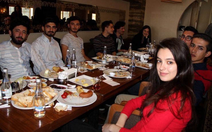 Geleceğin ’Umutlu’ Doktorları: Emsa Atatürk