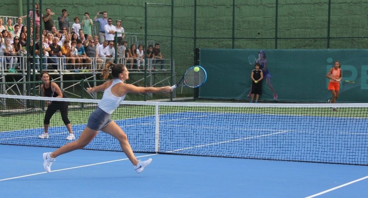 Hülya Avşar Adına Düzenlenen Tenis Turnuvasında Sporculara Ödüllerini Verdi