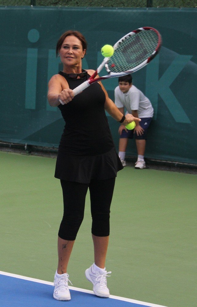 Hülya Avşar Adına Düzenlenen Tenis Turnuvasında Sporculara Ödüllerini Verdi