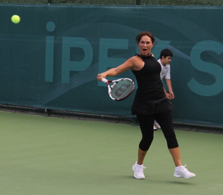Hülya Avşar Adına Düzenlenen Tenis Turnuvasında Sporculara Ödüllerini Verdi