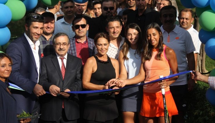 Hülya Avşar Adına Düzenlenen Tenis Turnuvasında Sporculara Ödüllerini Verdi