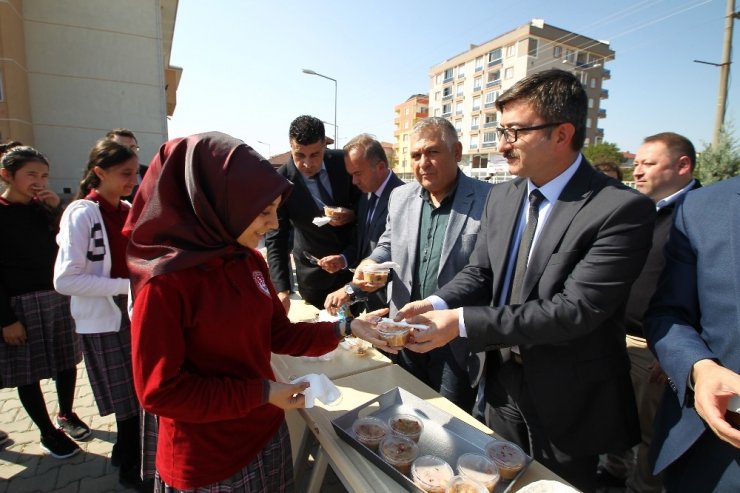 Kaymakam Yüzer, Öğrencilere Aşure Dağıttı