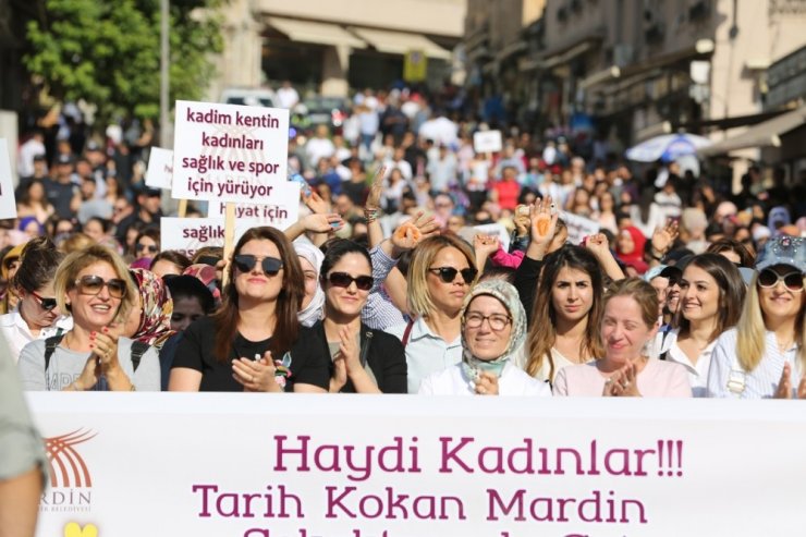Mardin’de Kadınlar Tarihi Sokaklarda Sağlık İçin Yürüdü